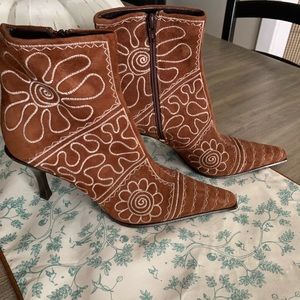 Via Spiga suede brown booties. Size 7. Barely worn!